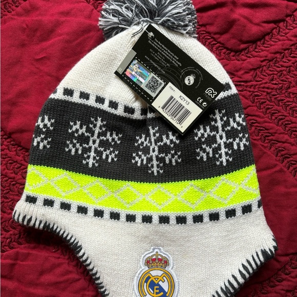 OFFICIAL REAL MADRID BEANIE , 100% ACRYLC - Picture 3 of 5